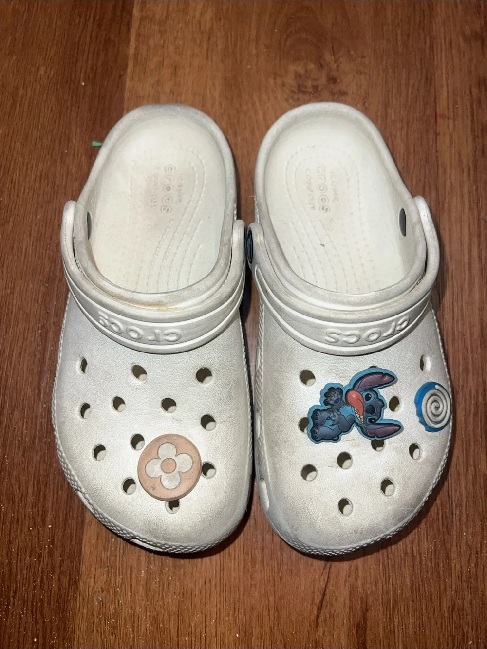 (USED) Crocs Kids Classic Clog in Cream with Charms